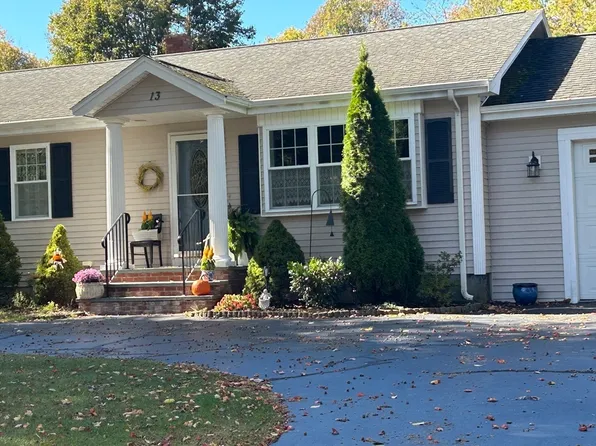 13 Green Meadow Dr, Acushnet, MA 02743