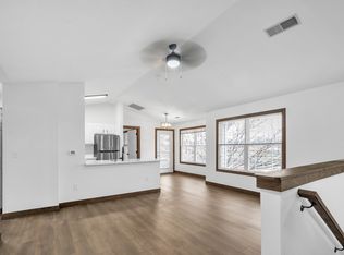 370 E 13th St #9, Pella, IA 50219