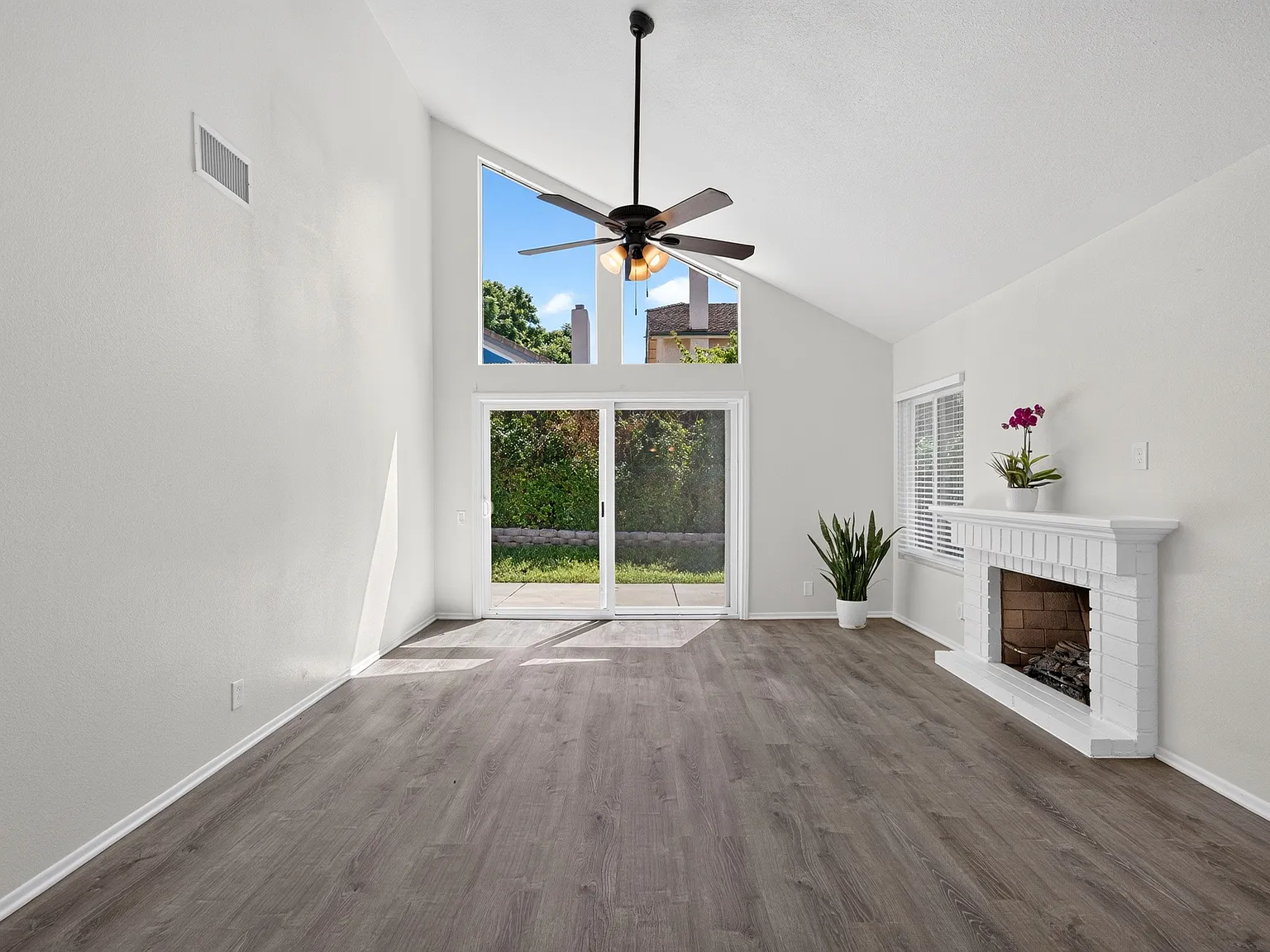 3 bed, 1323 sqft, $4,795 — Photo 4