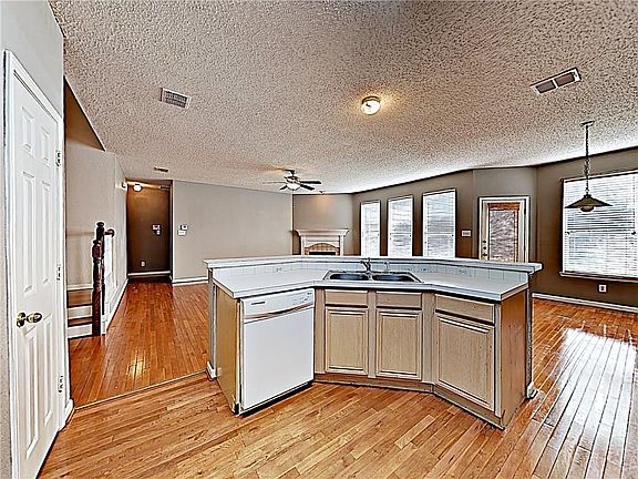 3rd image of 2133 Fountain Dr