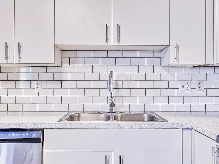 Selkirk Apartments — Photo 12