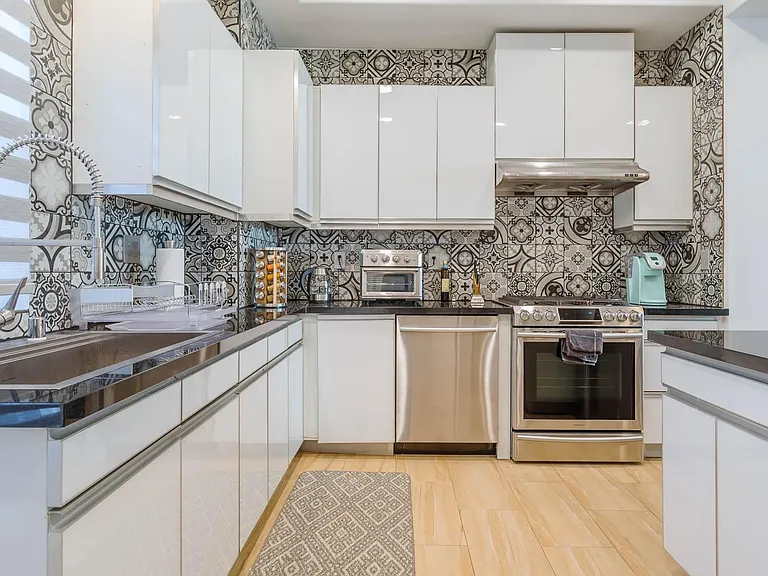 441 N Los Robles Ave — Photo 2