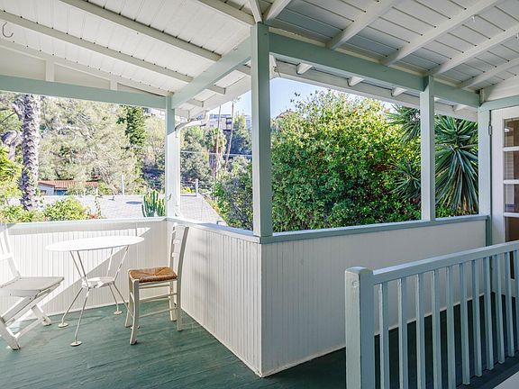 4th image of 2675 N Beachwood Dr