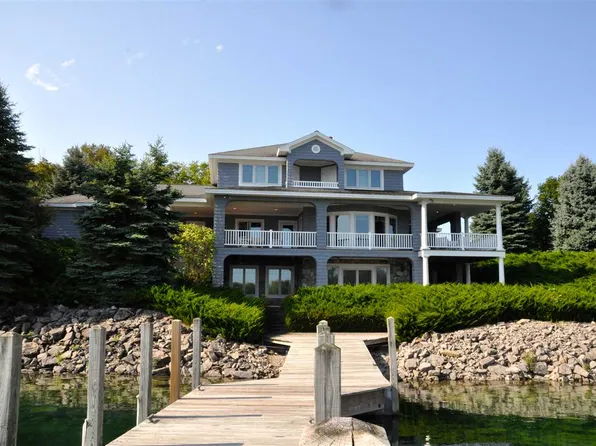 1201 Shores Dr, Petoskey, MI 49770