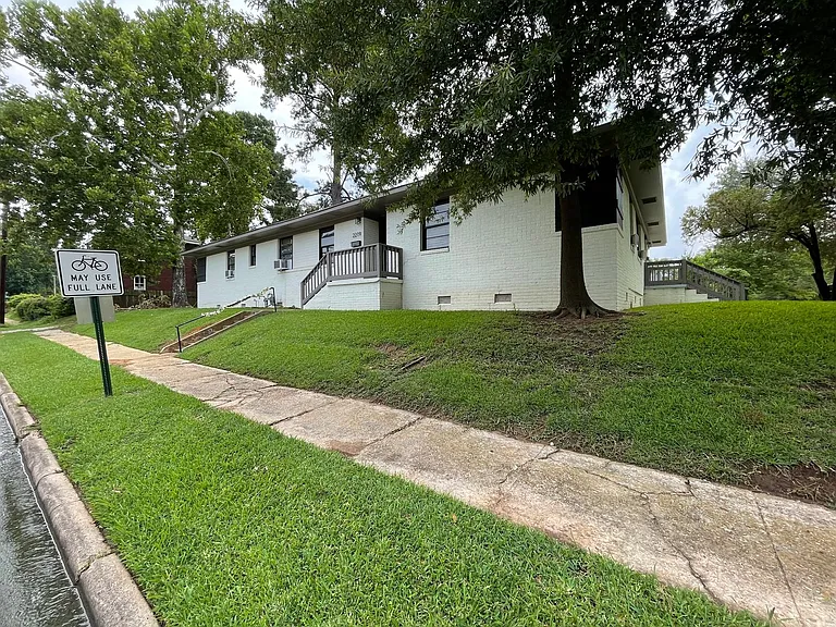 2219 Gilbert Dr — Photo 3