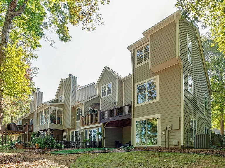 9006 Saint Thomas Ln — Photo 44