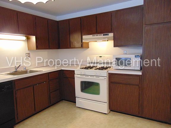 3rd image of 817 Barkley Dr