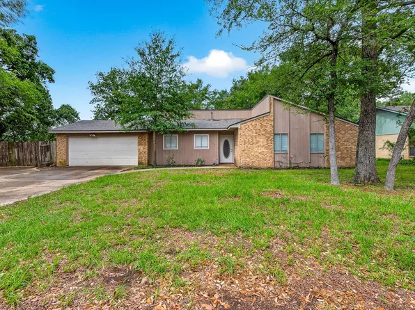 3202 Forestwood Dr, Bryan, TX 77801