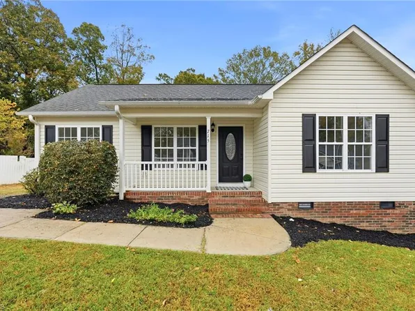 715 Dillon St, Thomasville, NC 27360