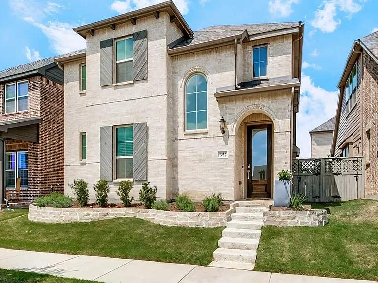 2432 Elm Pl — Photo 1