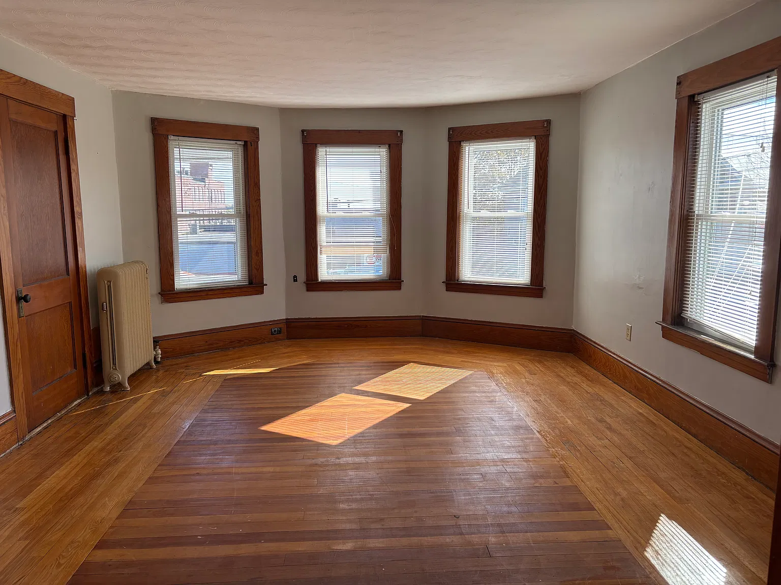 3 bed, 1350 sqft, $2,500 — Photo 4