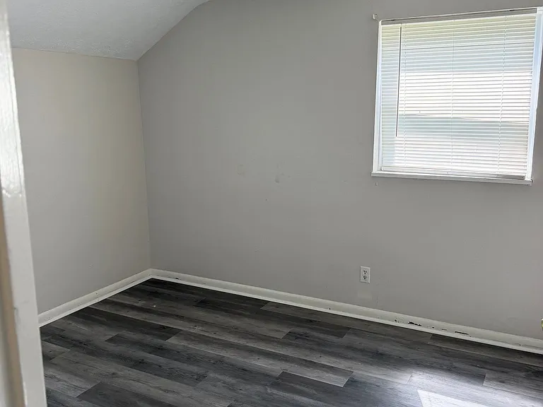 1563 Gault St — Photo 3