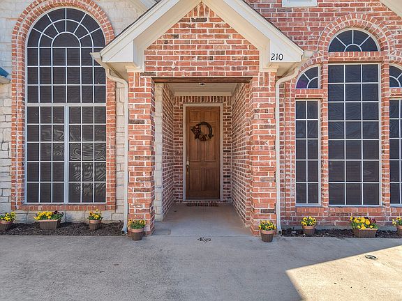 2nd image of 210 Linda St