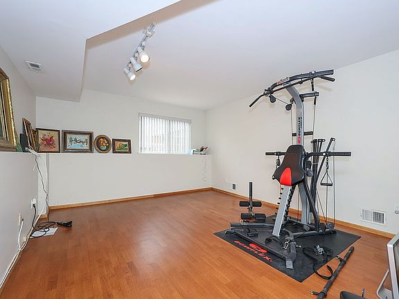 5th image of 22 Susanna Ln