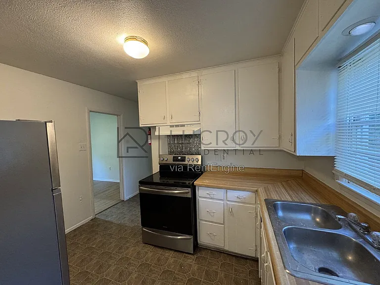 2716 Woodside Dr — Photo 4