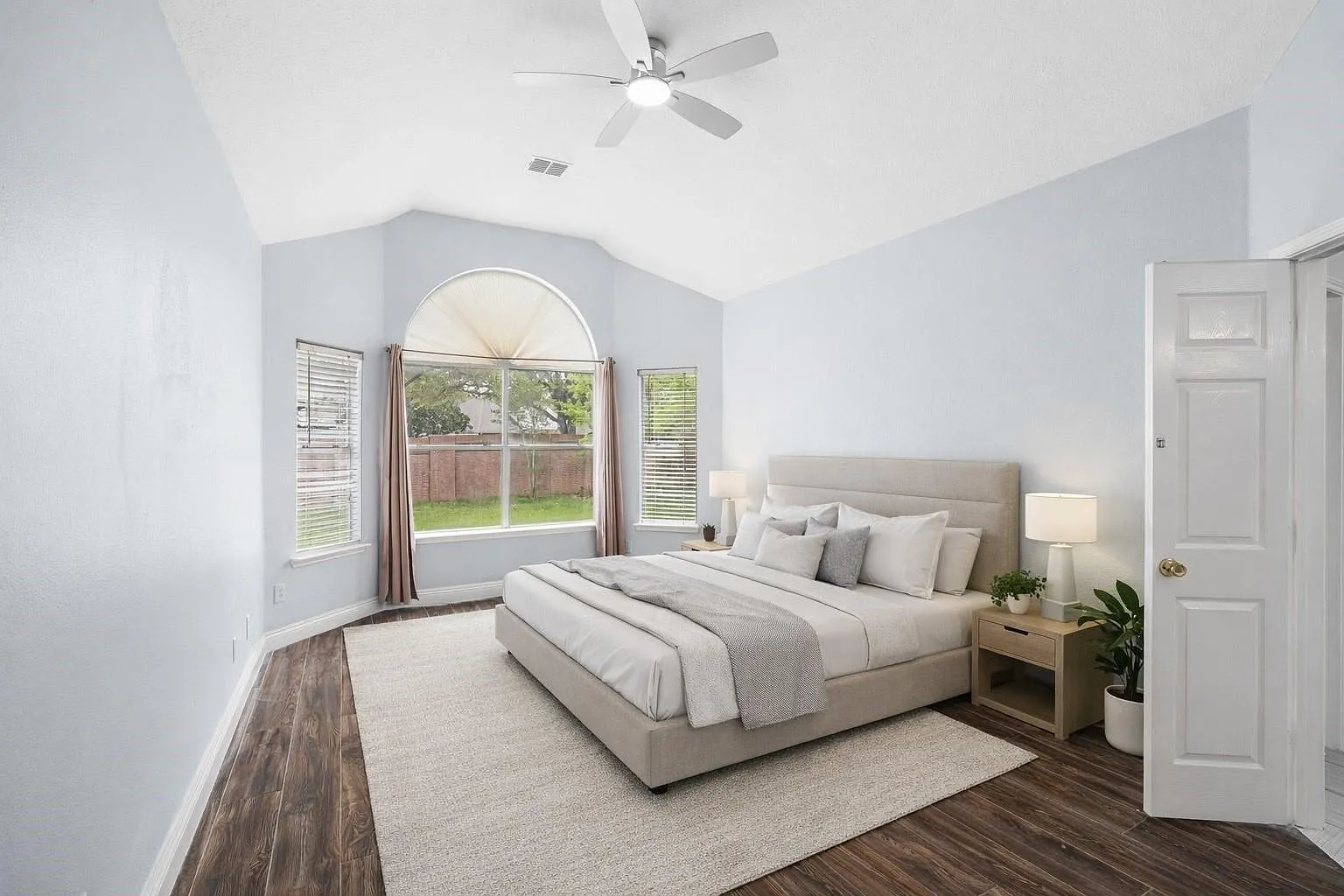 4 bed, 2.5 bath, 2294 sqft, $2,500 — Photo 4