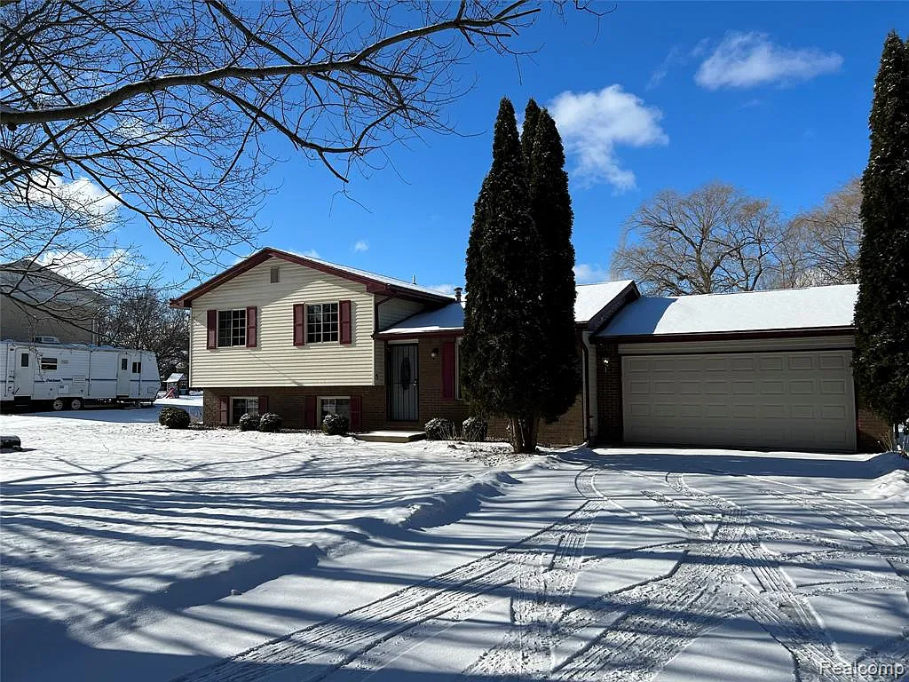 1159 N Linden Rd photo 1