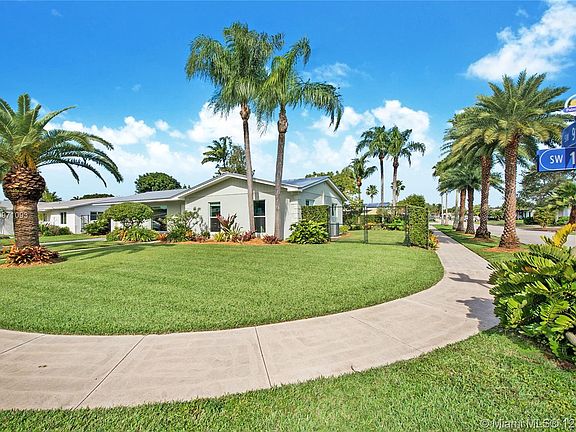 Large corner lot with double gate for the boat!