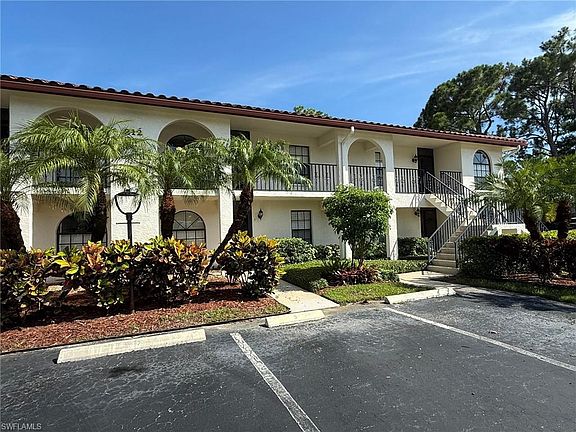 3rd image of 212 Deerwood Cir APT 6
