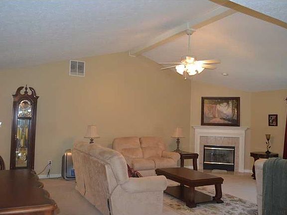 5th image of 824 Robertson Ct