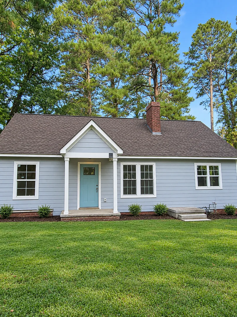 Spacious 4-Bed, 3-Bath Rental — Photo 1