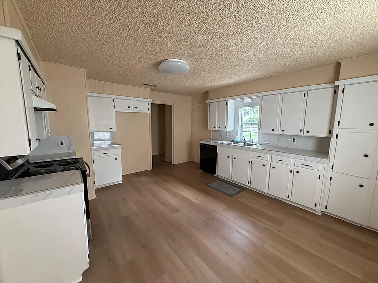 1114 Thorpe Springs Rd — Photo 4