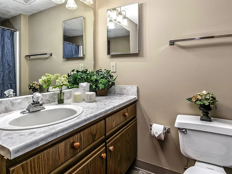 Fox Valley Apartments — Photo 16
