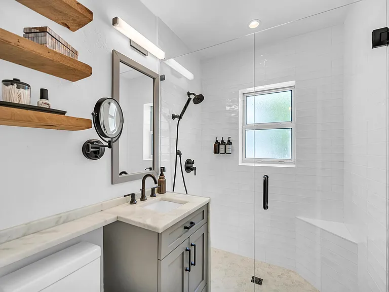 748 NE 17th Way — Photo 35