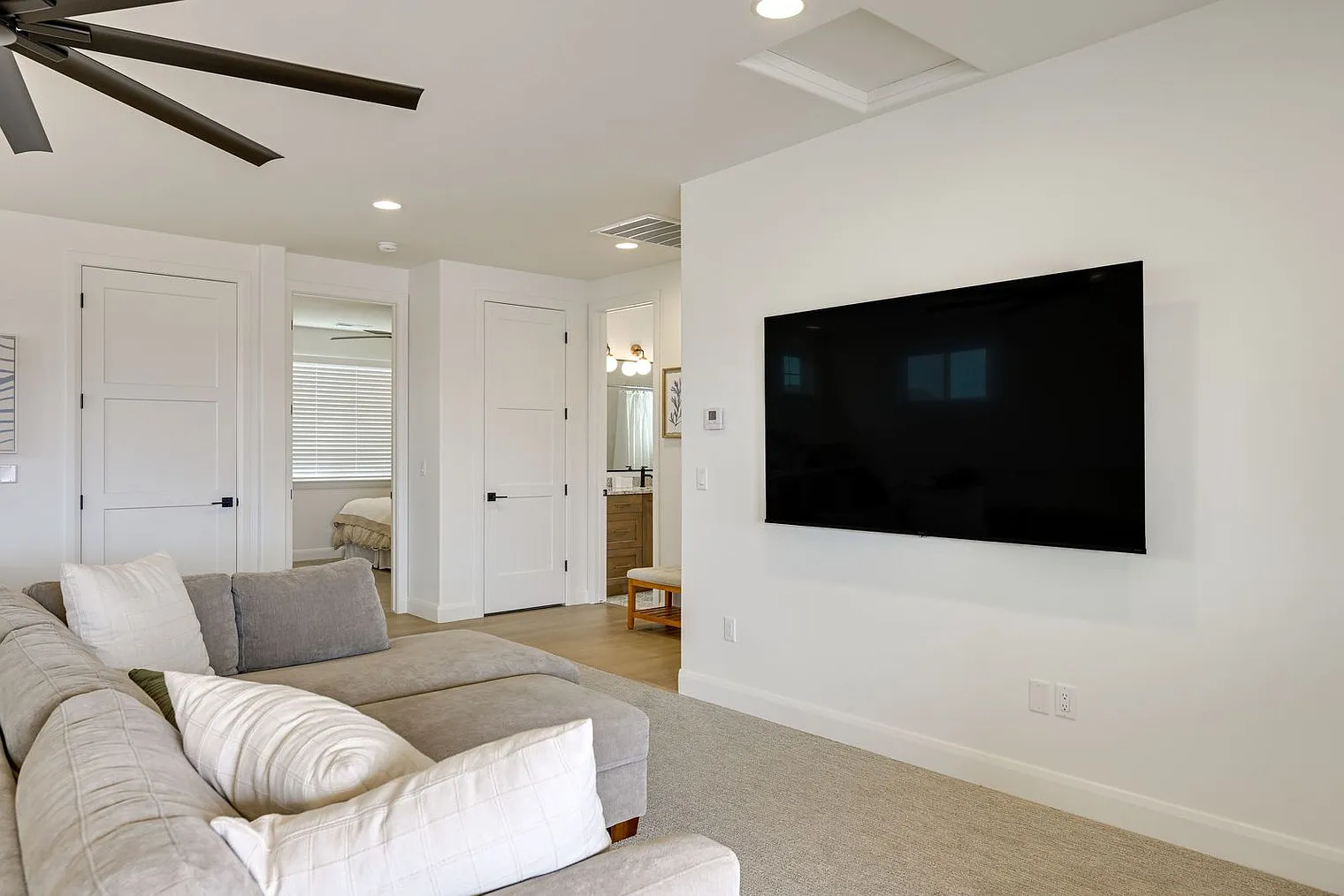 2 bed, 1.0 bath, 1399 sqft, $2,806 — Photo 4