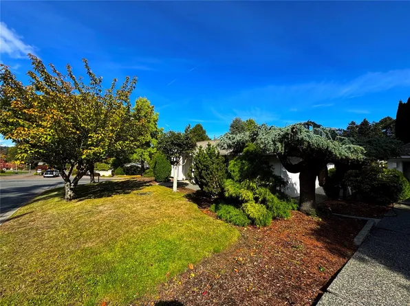 1096 Valewood Trl, Saanich, BC V8X 5E3