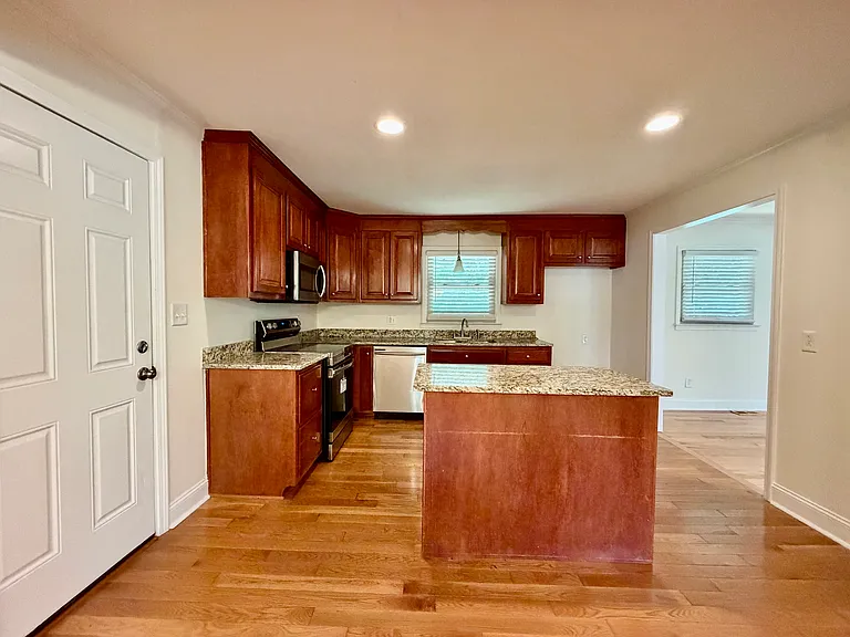109 James Dr — Photo 5