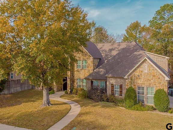 3rd image of 2027 Dueling Oaks Dr