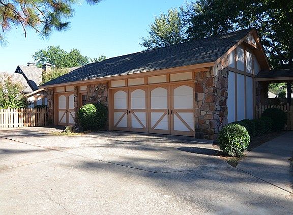 932 SF of garage or hobby space & air