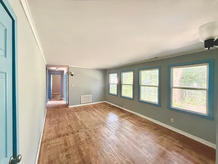 4335 E Bayley Dr — Photo 2