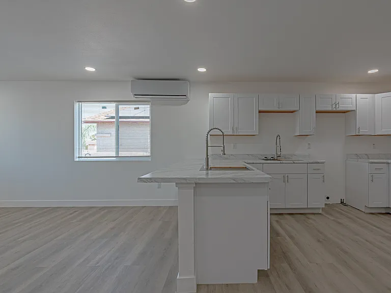 411 W Grove St — Photo 4