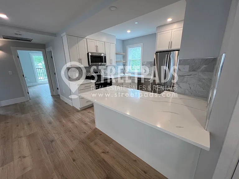 11 Holton St — Photo 3