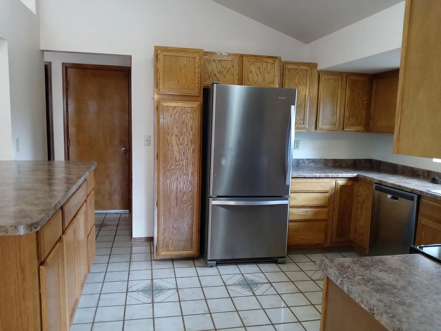 3 bed, 2336 sqft, $2,450 — Photo 2