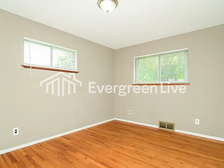 1820 Clover Ln — Photo 12