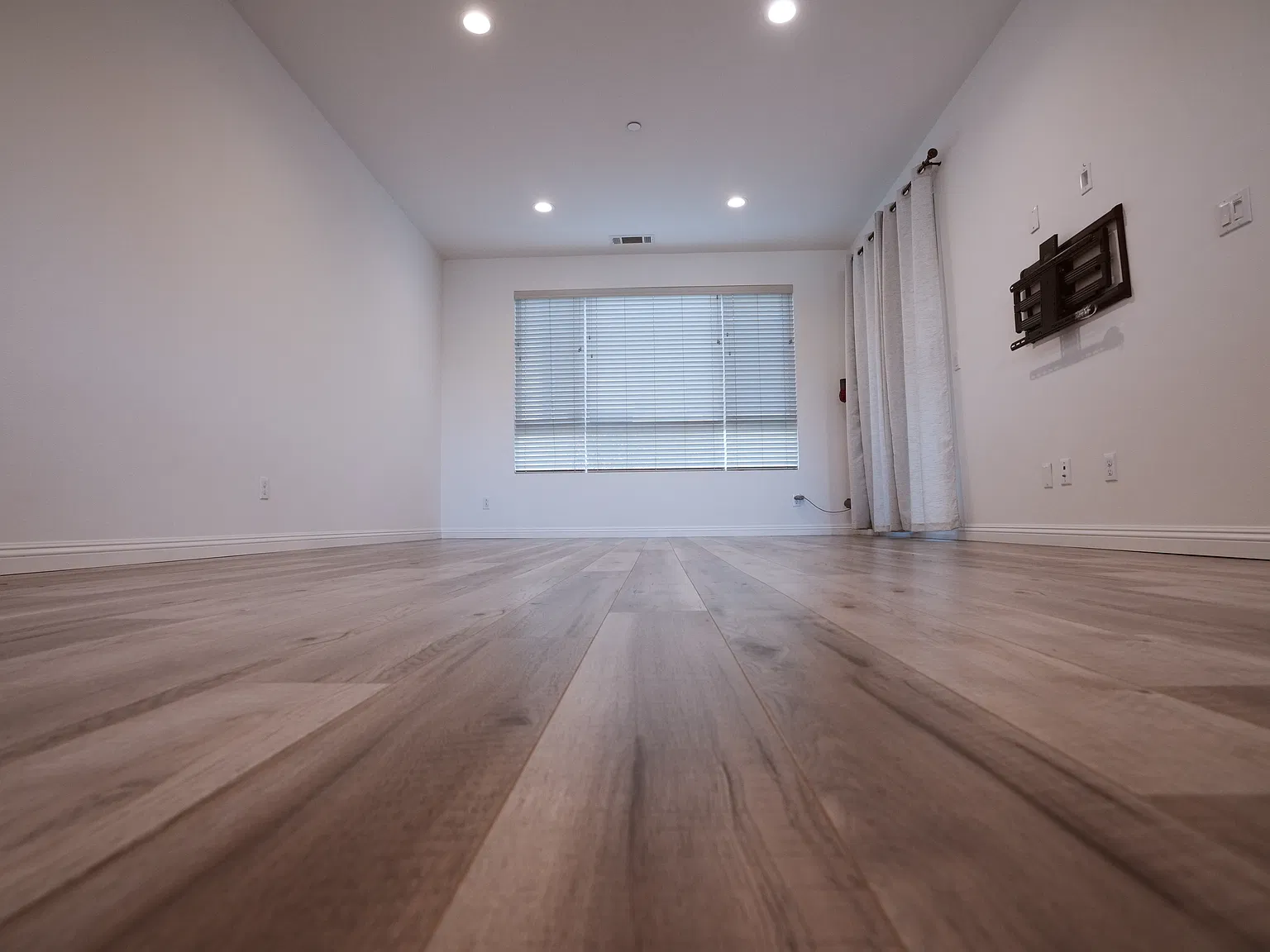 3 bed, 1930 sqft, $4,300 — Photo 4