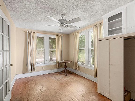 3rd image of 304 W 42nd St