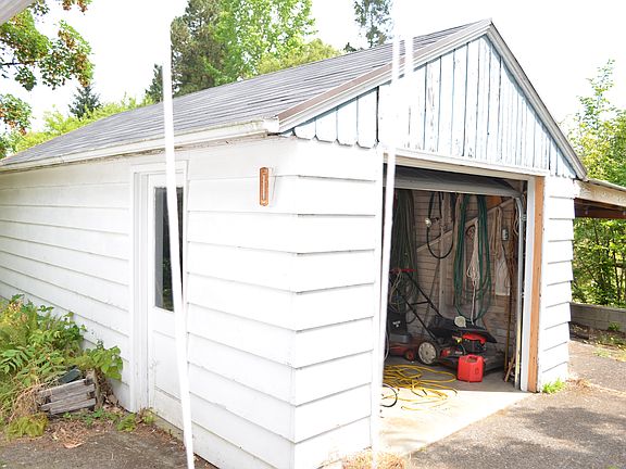 3rd image of 2208 NE 49th St