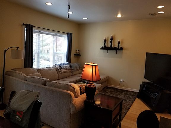 4th image of 2124 N Winchester Ave APT 2F