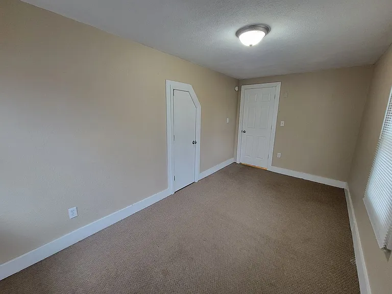 916 N Hill St — Photo 46