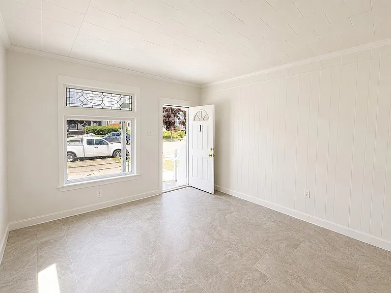 8 Roosevelt Ave — Photo 2