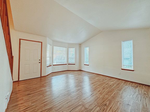 4th image of 665 NW Gurley Ct