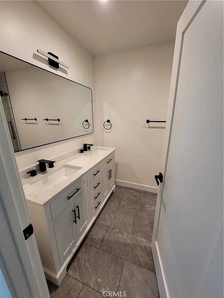 3 bed, 1055 sqft, $3,500 — Photo 4