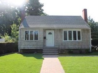 23 Poplar Pl, Glen Cove, NY 11542