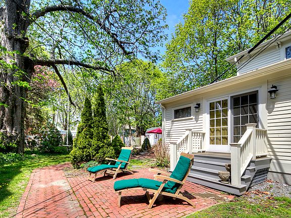 1st floor apartment/patio