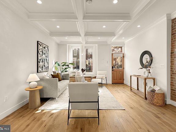 3rd image of 1304 Emerald St NE