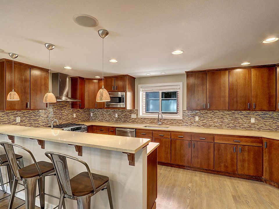 Gourmet Kitchen w/two sinks